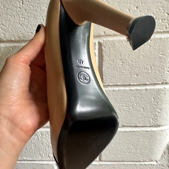 CHANEL Beige Black Cap Toe Leather Pumps Classic CC Heels Size 40 - Picture 5 of 5